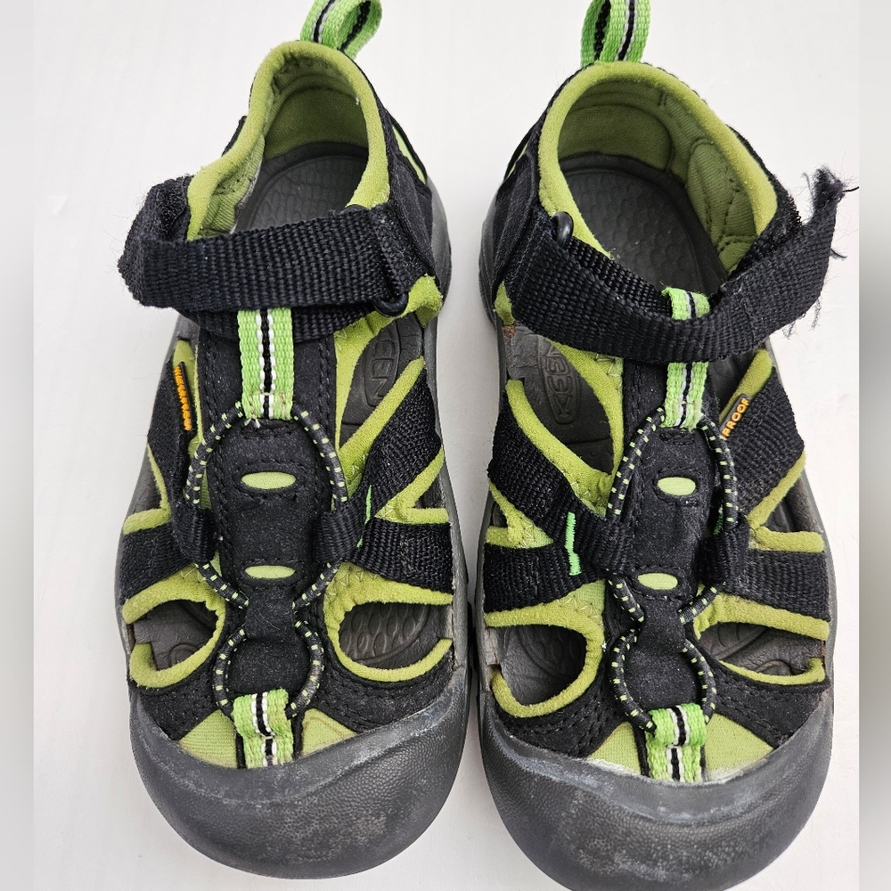 Keen Boys Size 11, Washable Venice H2 Water Sandal in Black Green
